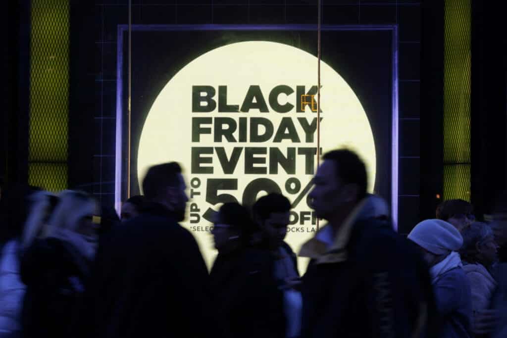 Shoppers walk along Oxford Street on Black Friday in London, Britain November 24, 2023. Reuters/Hollie Adams