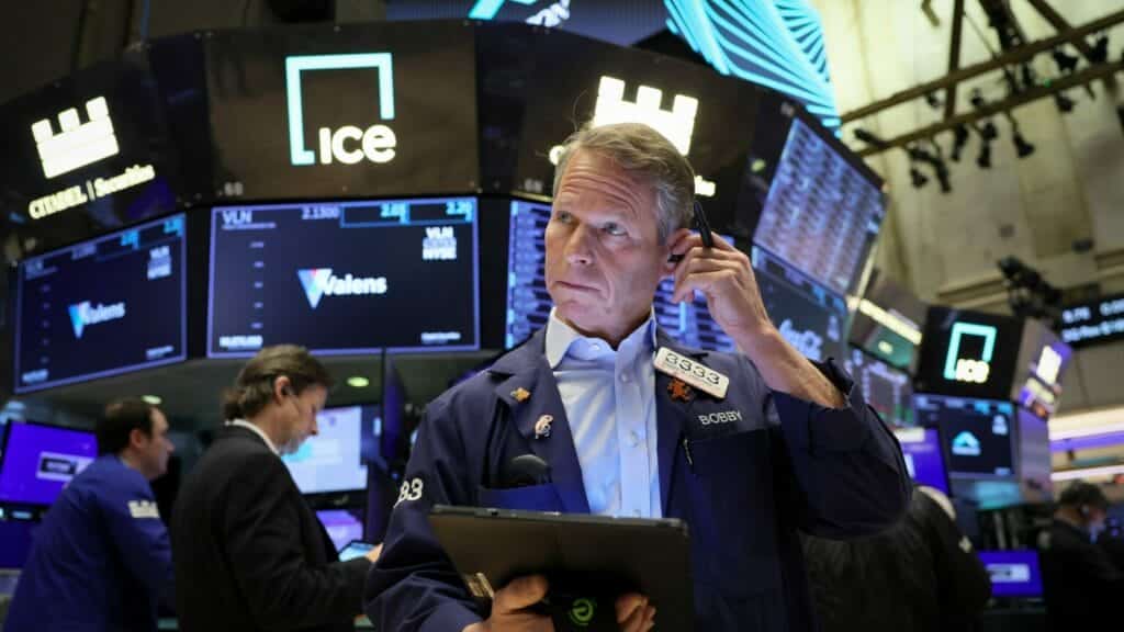 Traders work on the floor at the New York Stock Exchange (NYSE) in New York City, U.S., November 16, 2023.  REUTERS/Brendan McDermid
