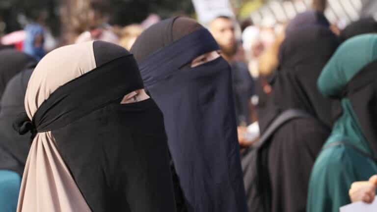 Uzbekistan bans wearing burqas in public
