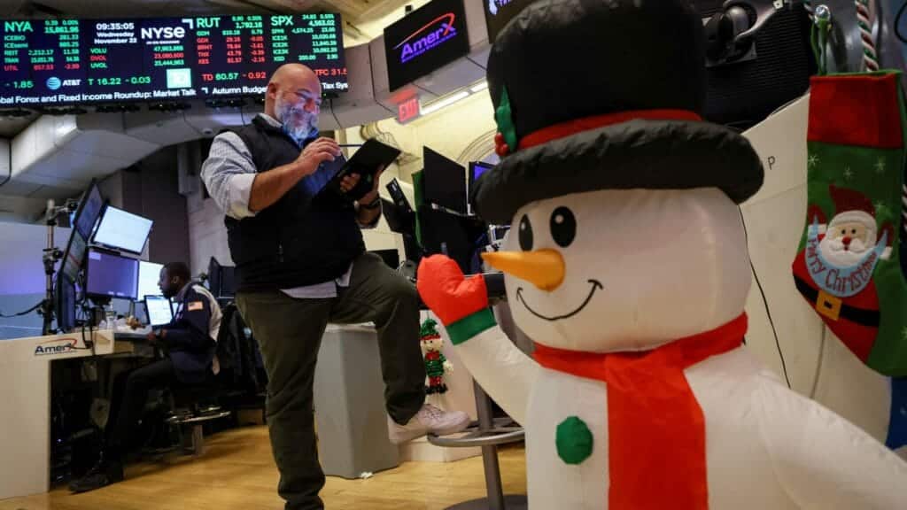 Traders work on the trading floor at the New York Stock Exchange (NYSE) in New York City, U.S., November 22, 2023.  REUTERS/Brendan McDermid