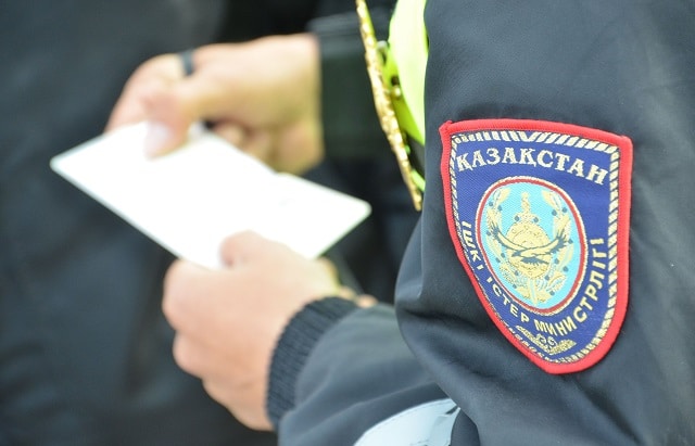 Шымкентте көші-қон полициясы қызметкері әлеуметтік баспана алуға “көмектескені” үшін сотталды