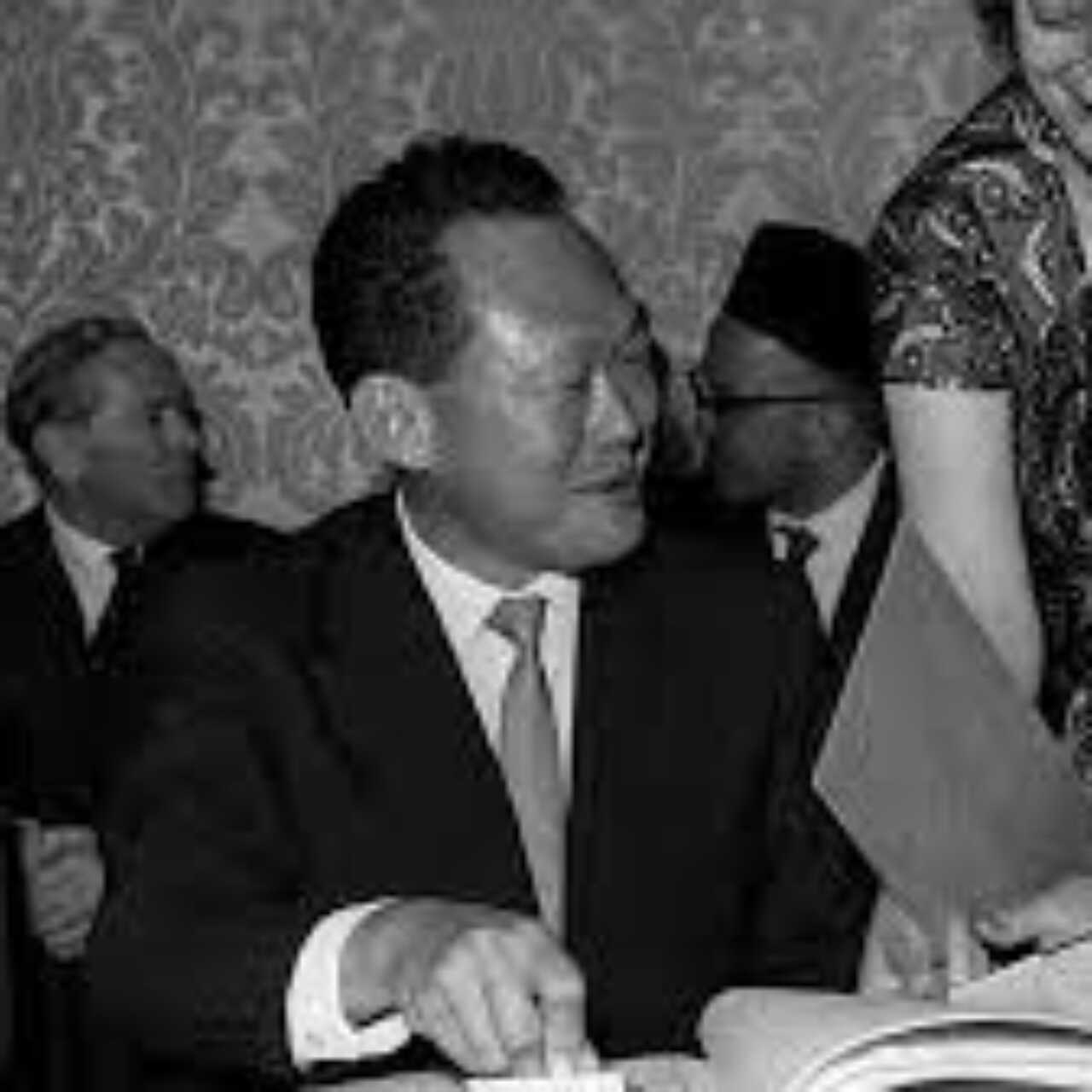 Әйелі мен қайын енесі сиқырды сорады Үйдегі секс жаңа