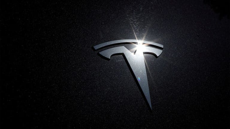 ETF Кэти Вуд купили акции Tesla на $14 млн на падении