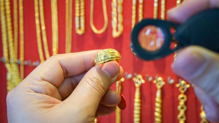 Вместо золота – позолоченная бижутерия. Большинство ювелирных магазинов Казахстана не проходят экспертизы