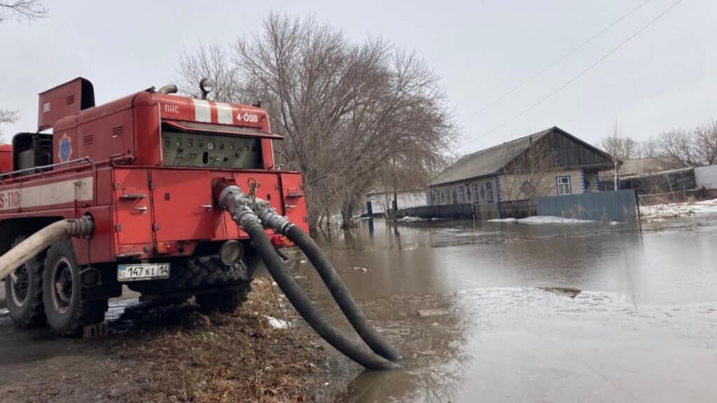 Паводки в Казахстане. В шести регионах работает горячая линия МЧС