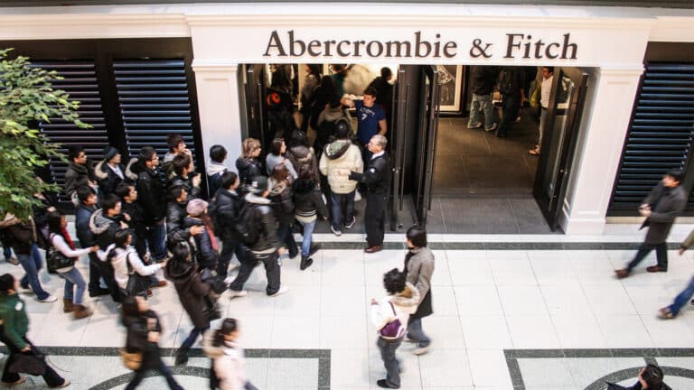 Акции Abercrombie обновили рекорд после прогноза о росте продаж