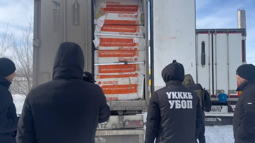 Контрабандные сигареты и сыр на 670 млн тенге под видом труб пытались ввезти в Казахстан