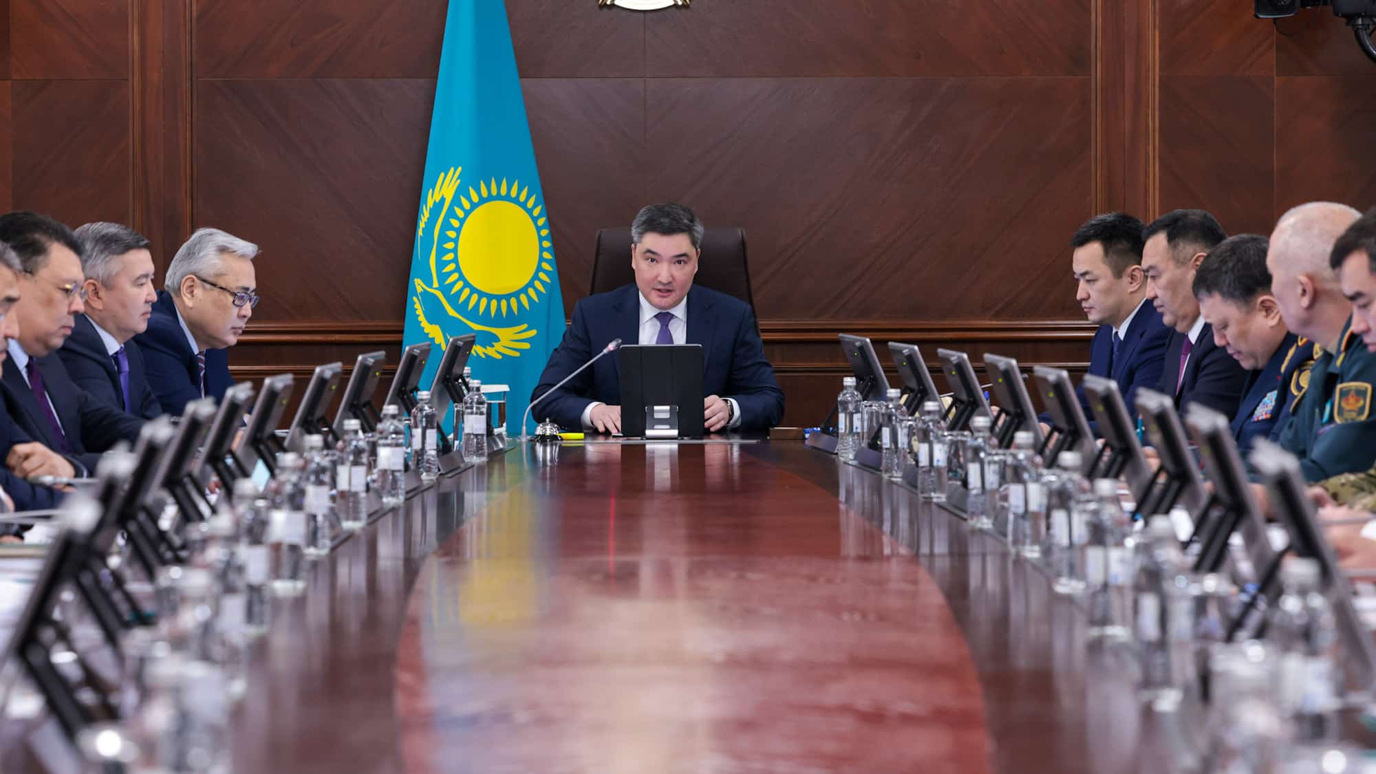 Олжас Бектенов, үкімет, республикалық штаб