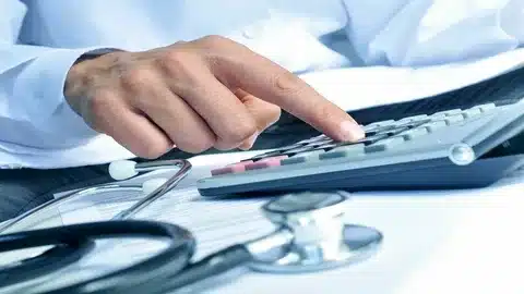 Денсаулық сақтау саласына 2,6 триллион теңге бөлінді, ал медициналық қызметке халықтың көңілі толмайды – Әшімбаев