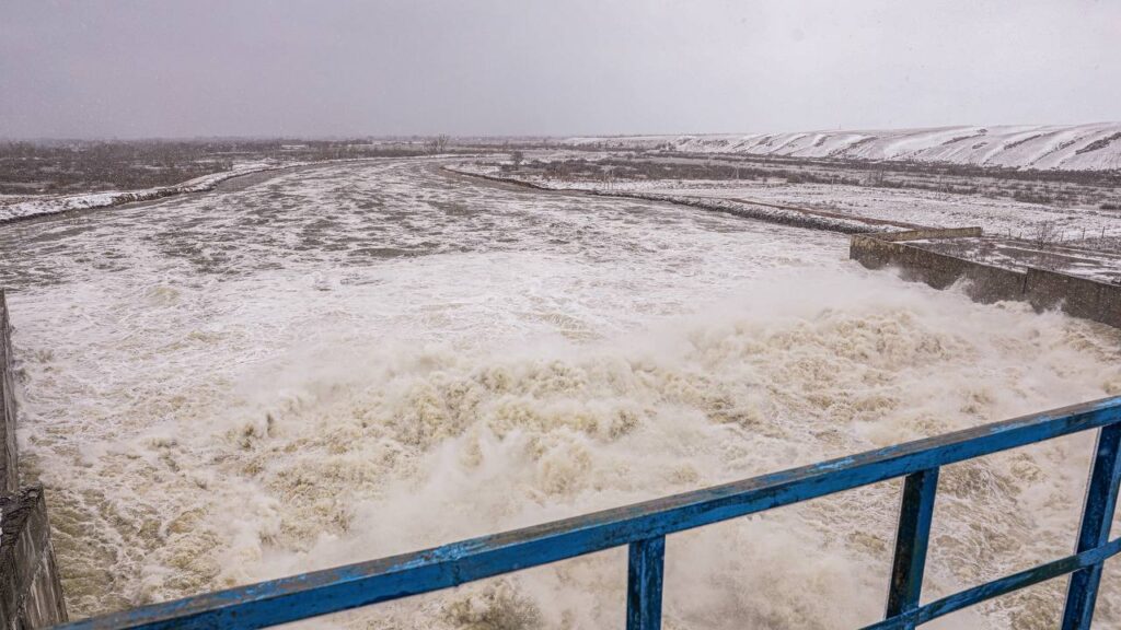 В Актюбинской области прорвало плотину, людей эвакуируют