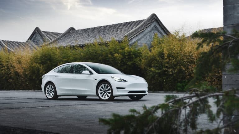 Tesla близка к внедрению автопилота в электромобилях в Китае - Bloomberg
