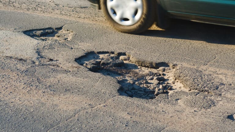 Казахстанцы смогут жаловаться на качество дорог в «КазАвтоЖол»