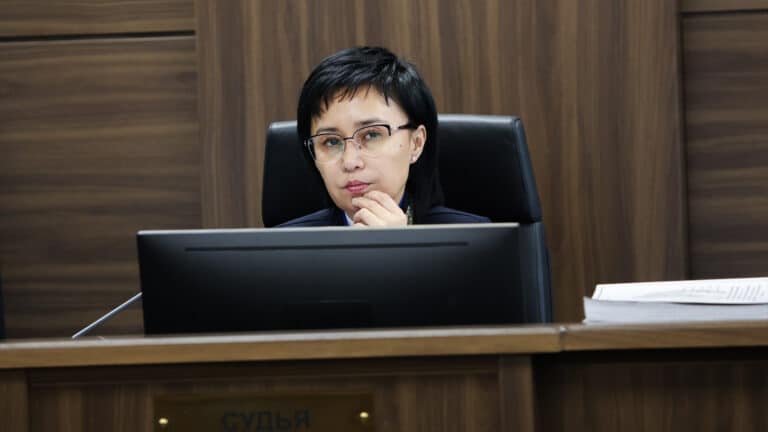 «Ваше ходатайство отклонено». Как фразы судьи Айжан Кульбаевой стали идеальным ответом на неприятный вопрос