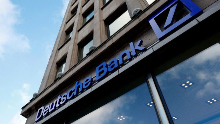 Акции Deutsche Bank подешевели после предупреждения об угрозе для прибыли