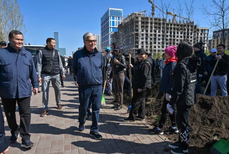 Касым-Жомарт Токаев принял участие в городском субботнике