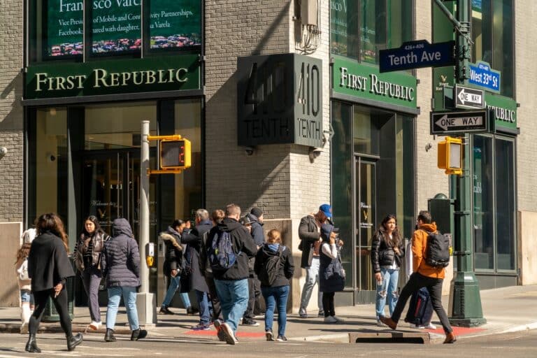 Қор нарығына шолу: Уолл-стрит жаңа раллидің басталуын күтіп отыр, әлемдік экономика бойынша болжам, Republic First Bank сатылуы
