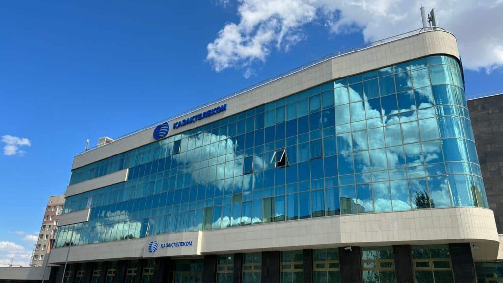 «Казахтелеком» перечислил 1 млрд тенге в помощь пострадавшим от паводков