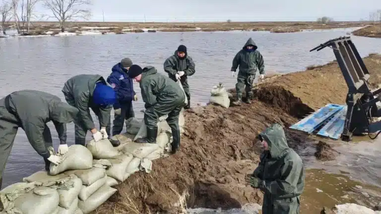 Уровень воды в реке Жайык все еще превышает критическую отметку