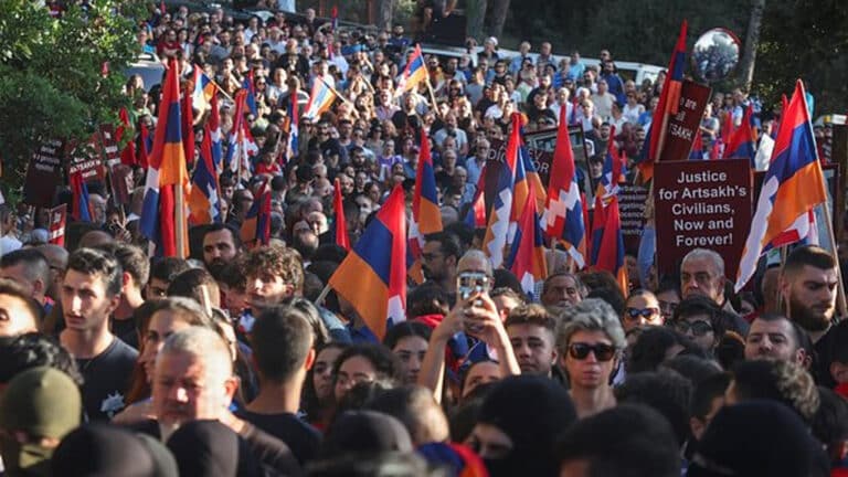 В Ереване тысячи митингующих потребовали отставки премьер-министра Никола Пашиняна