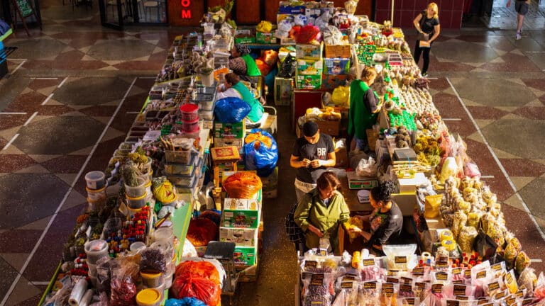 Арендаторы павильонов на Зеленом базаре в Алматы «объявили войну» стихийным торговцам в палатках 