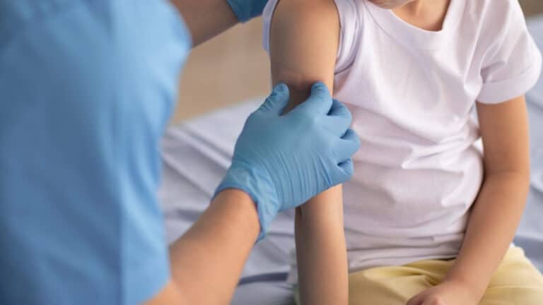 Минздрав выявил более 800 тыс. непривитых детей в Казахстане. На их вакцинацию власти потратят 5,8 млрд тенге 
