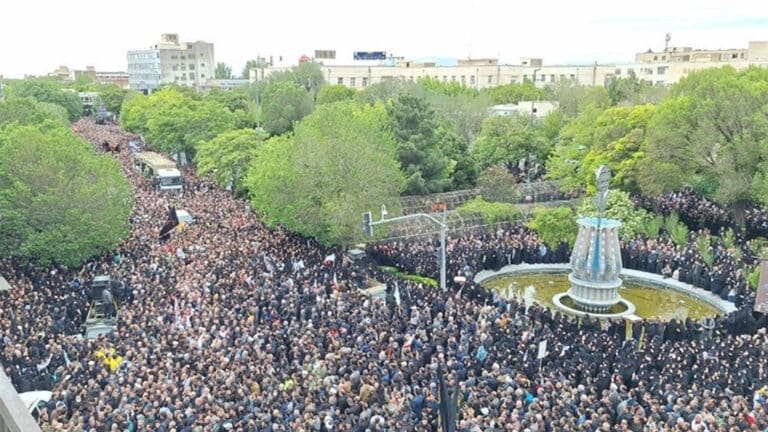 СМИ Ирана показали кадры церемонии прощания с президентом Раиси, погибшим при крушении вертолета