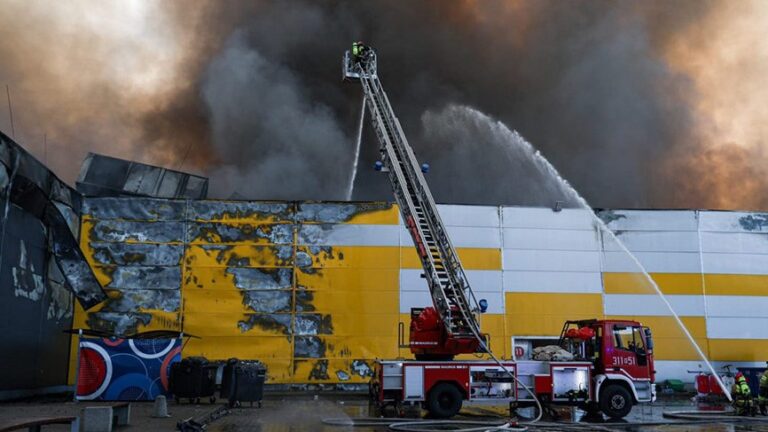 Масштабный пожар произошел в одном из торговых центров Варшавы. Специалисты не исключают версию поджога