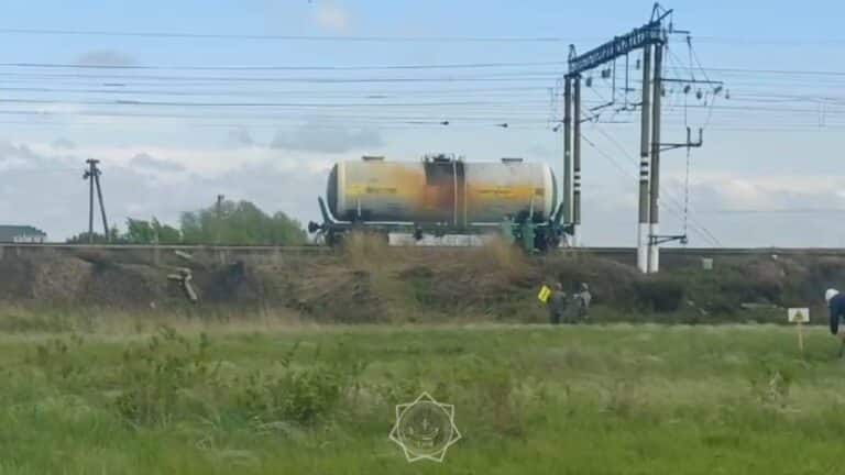 Соляная кислота разлилась из цистерны грузового поезда в Акмолинской области