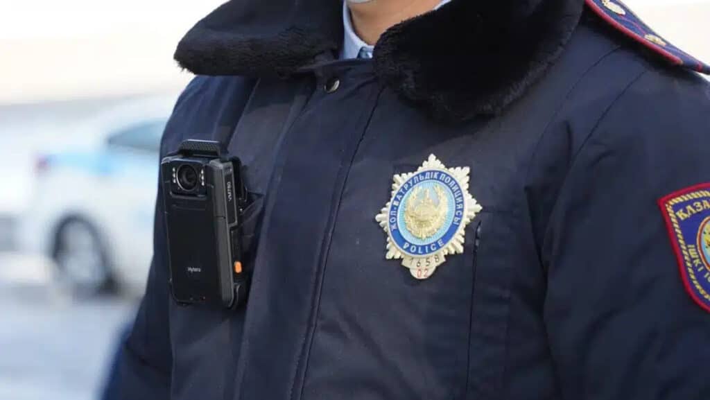 Полиция наказала кортеж со школьниками, устроивший опасную езду на дорогах в Алматинской области 