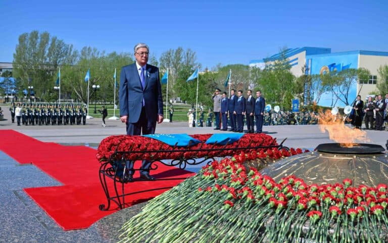 Токаев возложил цветы к монументу 