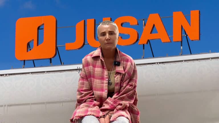 Казахстанский стилист Лилия Рах грозится сжечь себя у дверей Jusan Bank