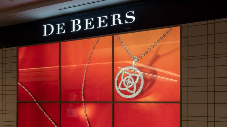 Владелец De Beers может продать  алмазный бизнес