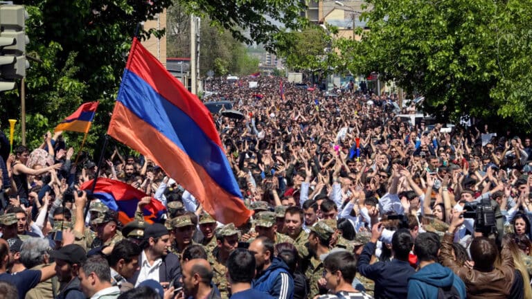 Ереванда Пашинянның Әзербайжанмен келіссөздеріне наразы 150 астам адамды полиция тұтқындады