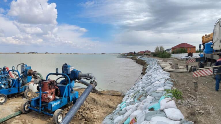 Из России в Казахстан все еще прибывает вода. Река Жайык угрожает Атырау и соседнему селу Махамбет