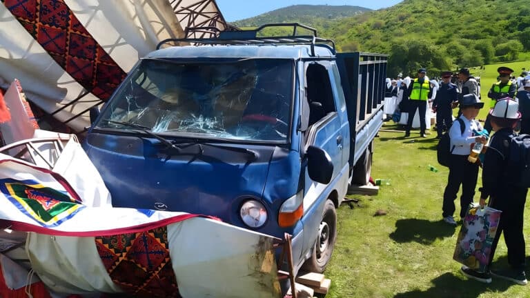 В Кыргызстане грузовик с мороженым сбил 29 детей, семеро – в реанимации