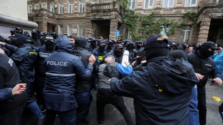 Тбилисиде полиция «шетелдік агенттер» туралы заңға наразылық білдірушілерді күшпен тарата бастады