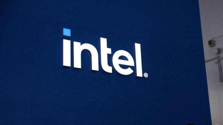 Акции Intel упали до минимума за год после пересмотра прогноза по выручке