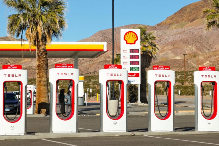 Акции Tesla упали на новости о роспуске подразделения зарядной сети Supercharger
