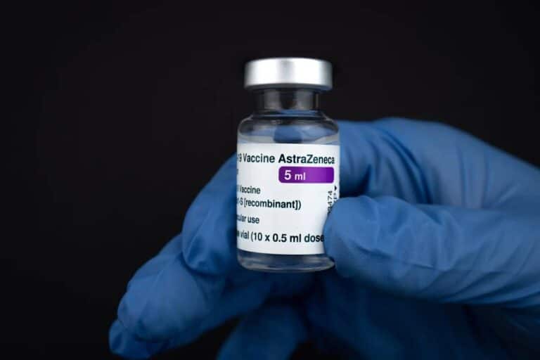 Акции AstraZeneca выросли после отзыва ее вакцины от COVID-19