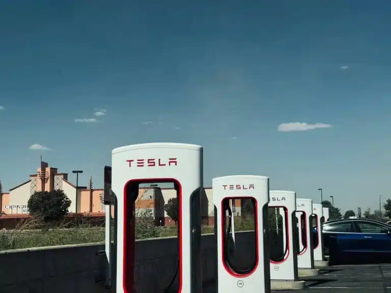 Tesla жылдам зарядтау станцияларының желісіне 500 миллион доллардан астам инвестиция салады