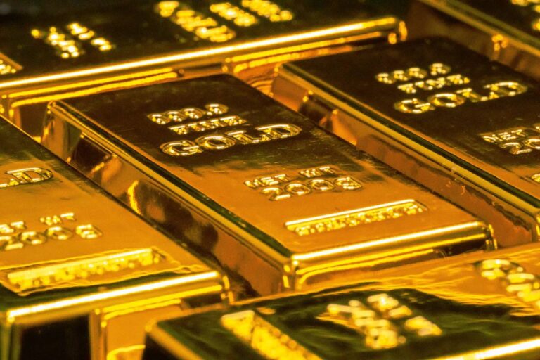 Цена золота обновила рекорд на фоне неопределенности на Ближнем Востоке