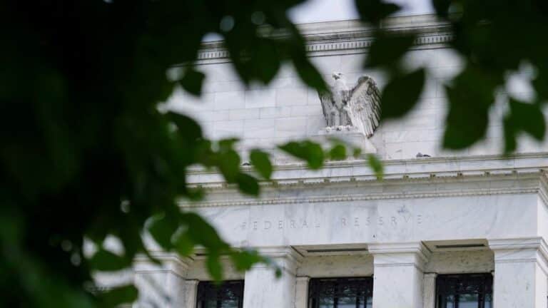 ФРС США в шестой раз подряд сохранила ставку на прежнем уровне