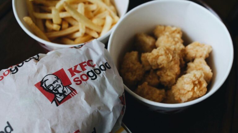 Акции владельца KFC и Pizza Hut подешевели из-за снижения продаж