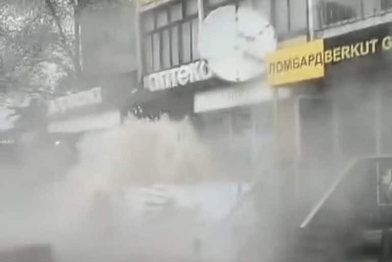 Фонтан с горячей водой забил под окнами многоэтажного дома на центральной улице Экибастуза