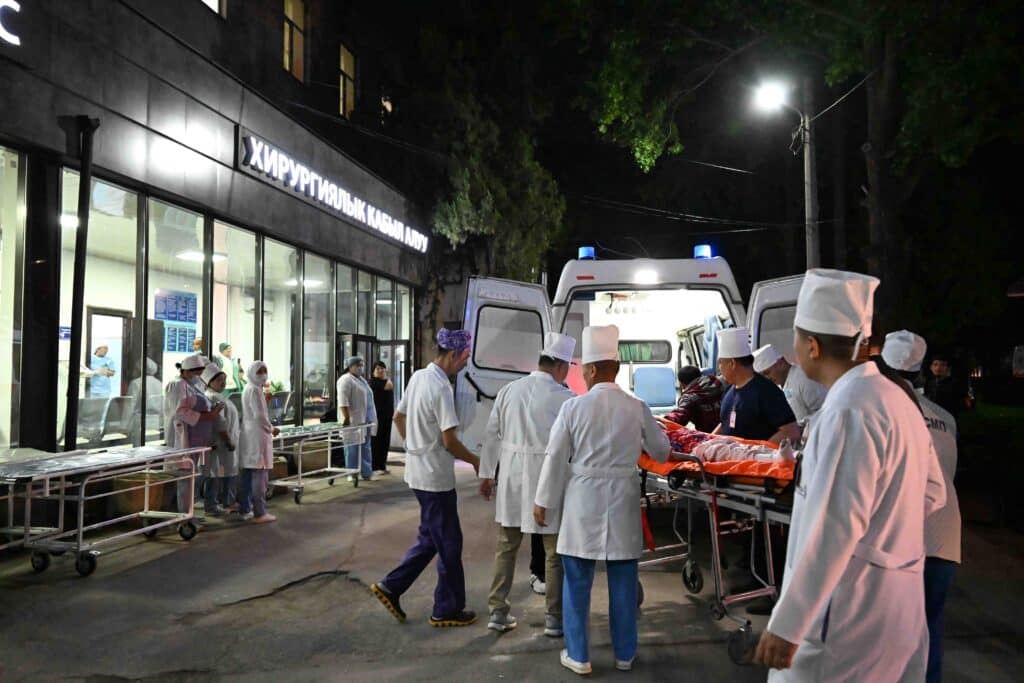 Наезд грузовика на толпу школьников в Кыргызстане. Находящихся в тяжелом состоянии детей доставили в Бишкек