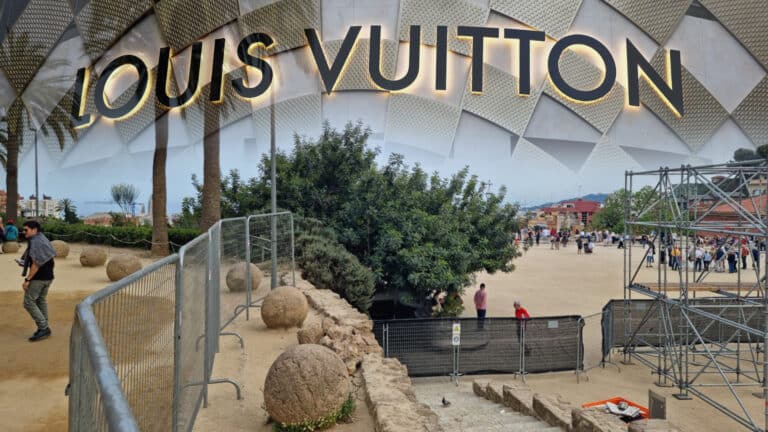 Louis Vuitton сломали достопримечательность Барселоны