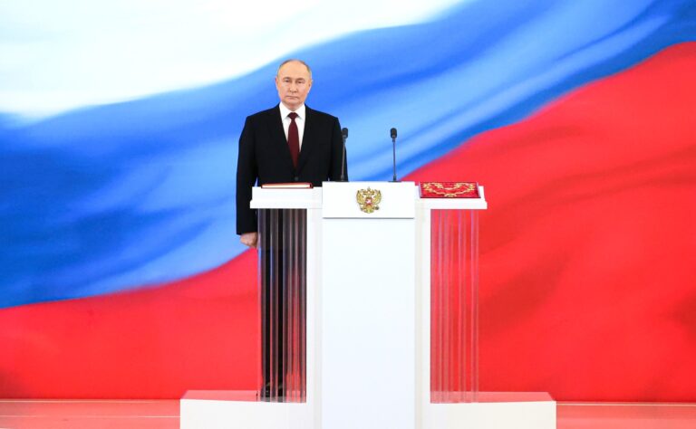 Бесінші рет президент атанды: Путин ресми түрде қызметіне кірісті