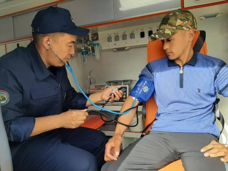 Сотни казахстанцев обратились к медикам в связи с паводками