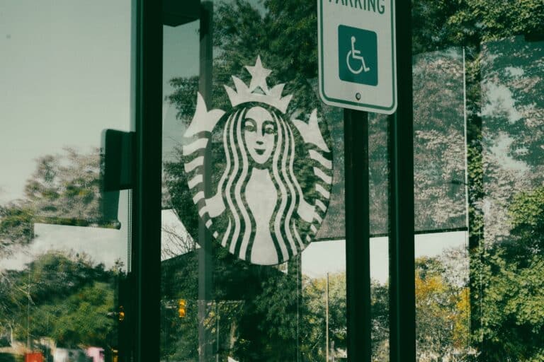 Акции Starbucks упали до минимума с 2022 года после разочаровывающего квартала