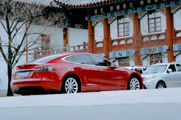 Продажи китайского завода Tesla упали в апреле на 18%